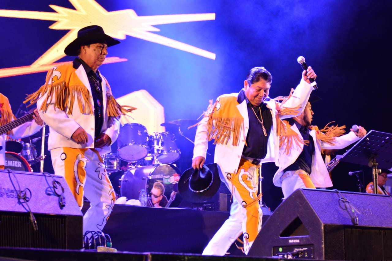 Gran ambiente en la Expo Fiesta Michoacán 2018 con Mi Banda El Mexicano y la R-15