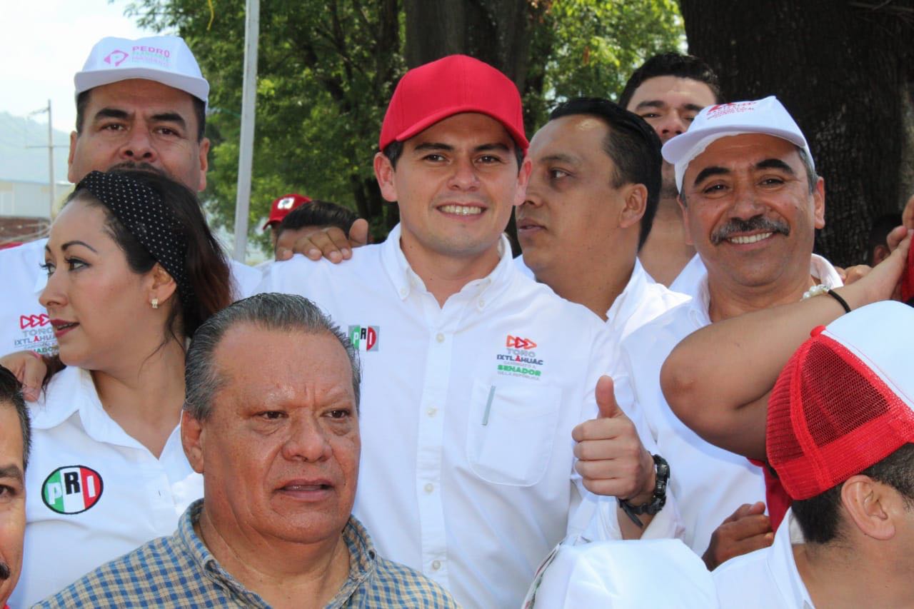 Ixtláhuac, candidato al Senado de la República, se encuentra con cortadores de aguacate en Uruapan