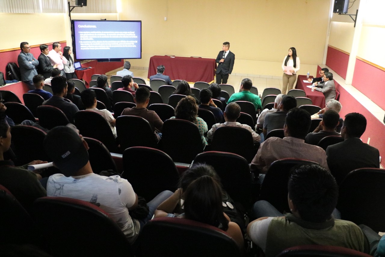 ESTUDIANTES PRESENTAN  PONENCIAS A ESPECIALISTAS