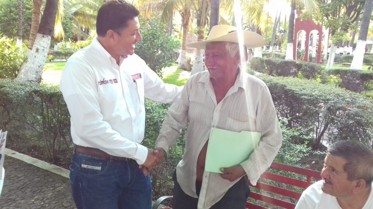 Mantiene contacto directo con docentes y alumnos, Feliciano Flores