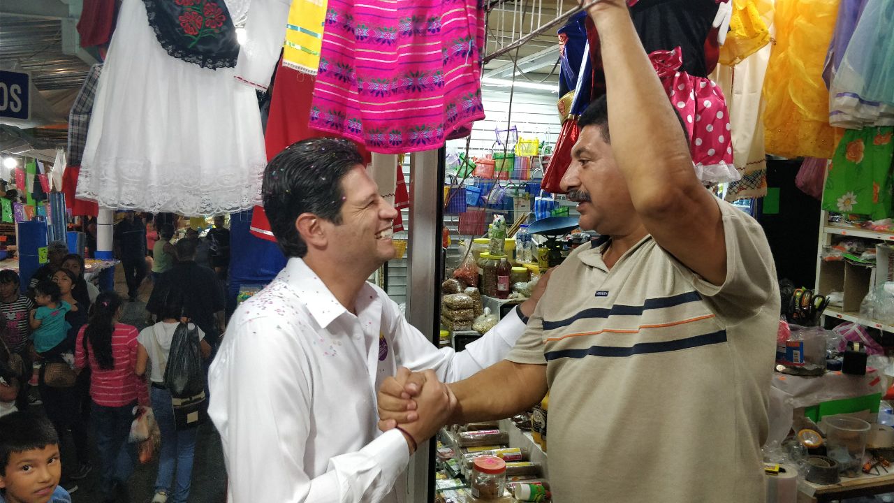 Reciben a Alfonso Martínez entre abrazos y muestras de apoyo total en Mercado Independencia