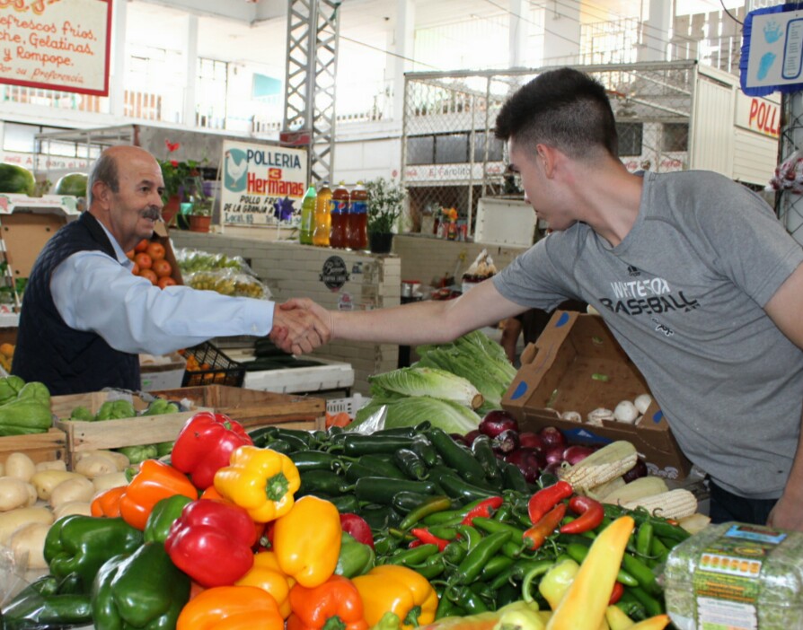 Saluda Fausto Vallejo Figueroa a oferentes y clientes del mercado Vasco de Quiroga