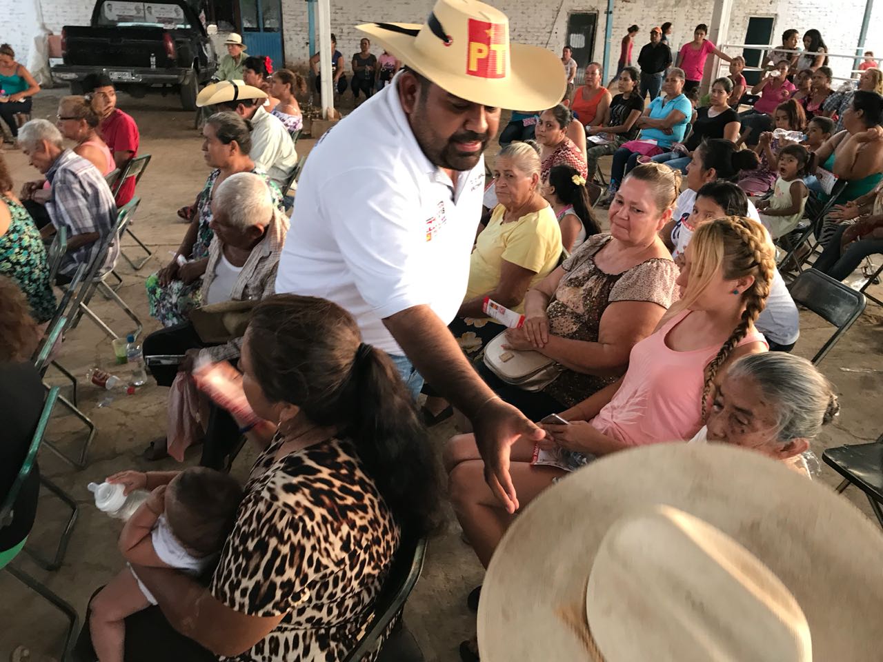 Convoca Paco Huacus a ciudadanos del Distrito 12, al acto que encabezara AMLO y los candidatos de la Coalición este viernes en Apatzingán