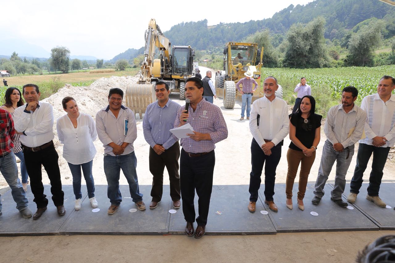Habitantes de Crescencio Morales y Aputzio en Zitácuaro contarán con nuevas carreteras