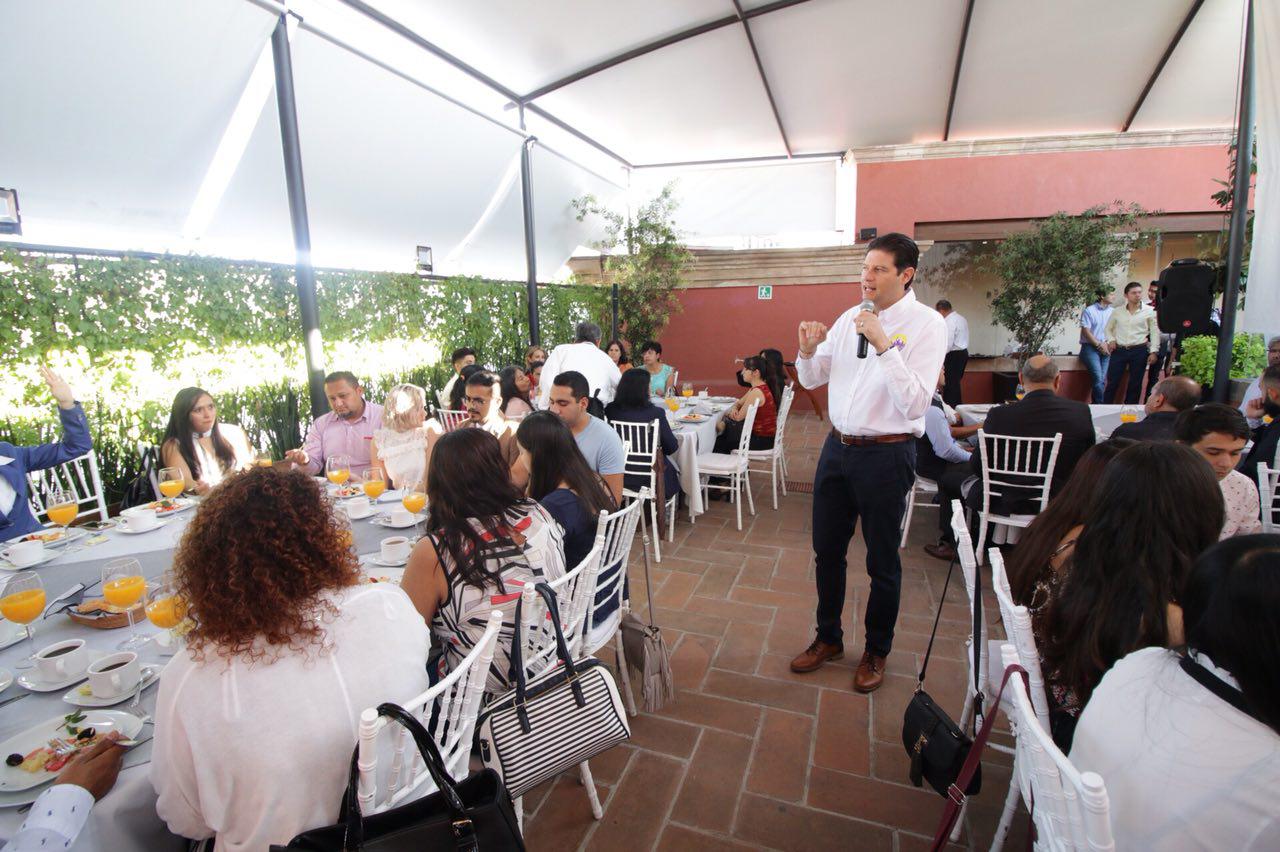 Expone Alfonso Martínez su Plan de Gobierno ante contadores de Morelia