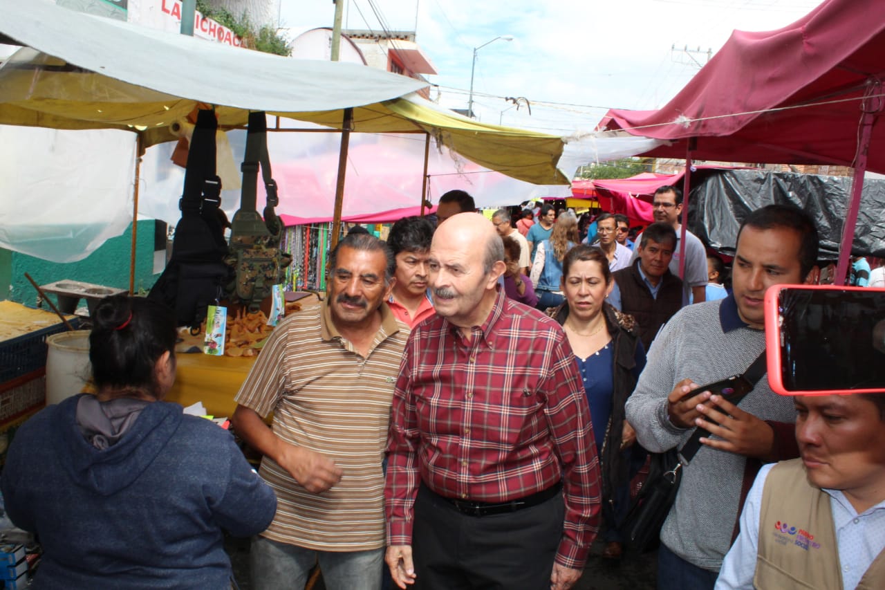 Fausto Vallejo Figueroa el único que sabe cómo resolver los problemas de Morelia, tianguistas de la calle Zamora
