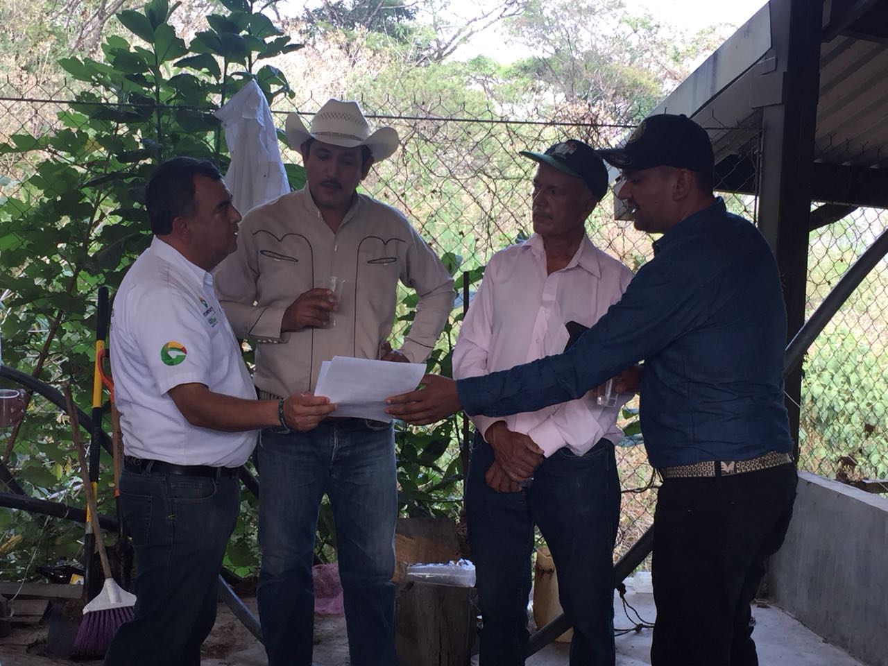 Se declara Constantino Ortiz aliado de mezcaleros;  se creará un Instituto Certificador y la Ruta del Mezcal