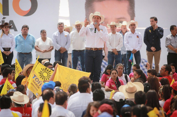 Toño García recibe respaldo de los campesinos de Morelia