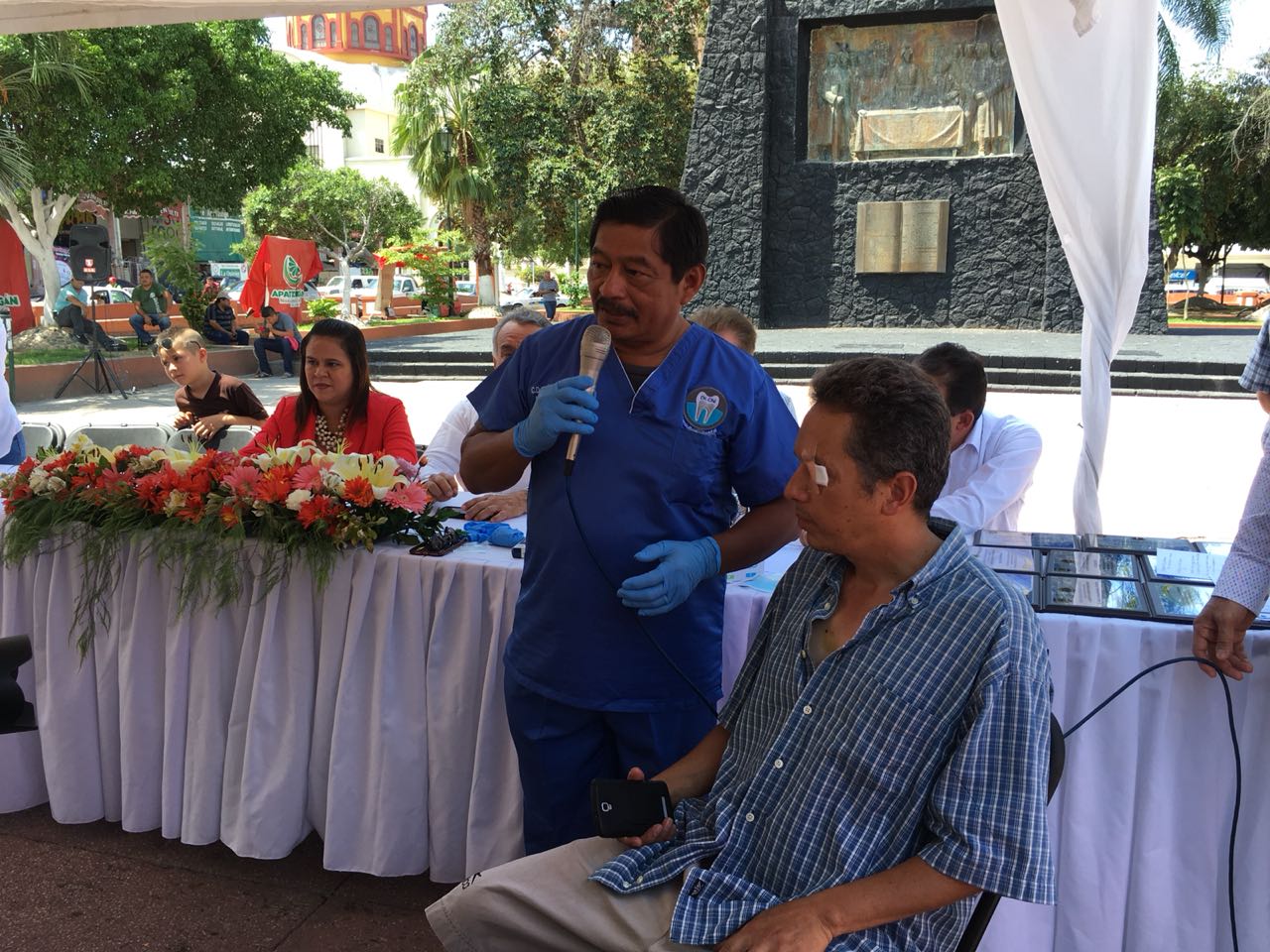 Cambiando Vidas arranca emociones con la colocación de prótesis ocular en Apatzingán