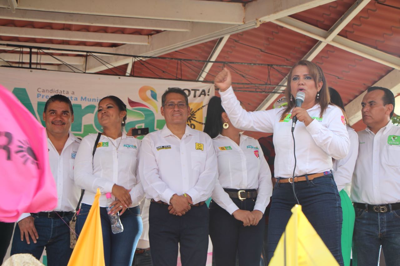 Ante una plaza abarrotada Aurea Rodríguez cierra campaña en Antunez municipio de Parácuaro.