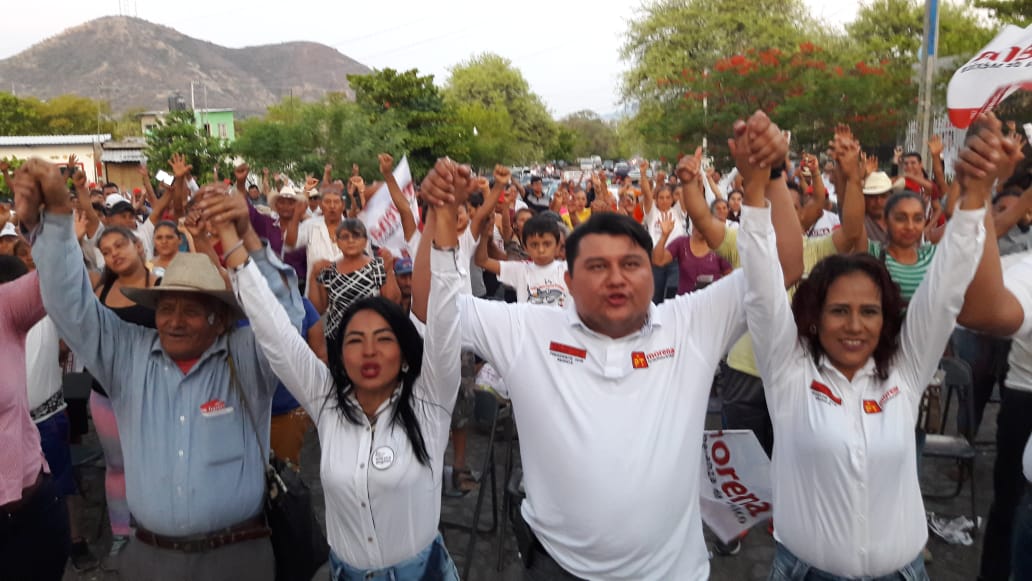 ESE ES NUESTRO GALLO LE DICEN AL DR. CHUMA EN LA LOMA DE VARGAS.