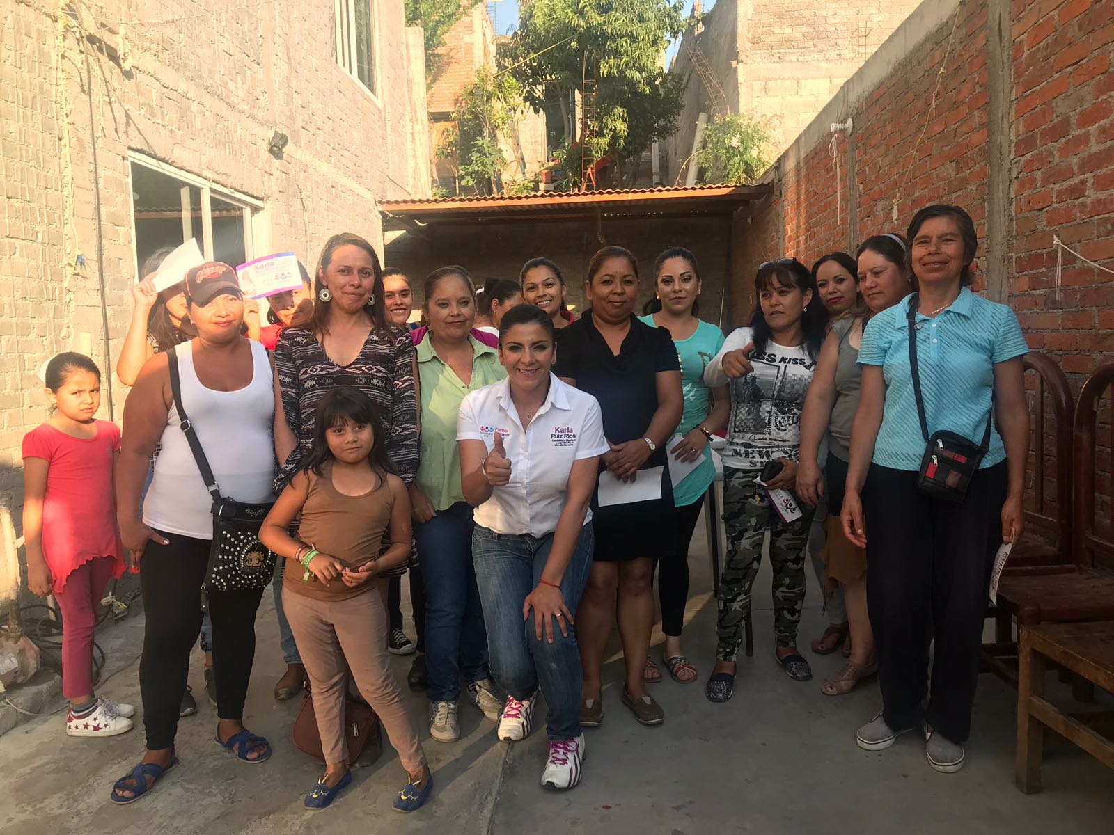 VECINAS DE VICENTE LOMBARDO TOLEDANO SE SUMAN A KARLA RUIZ