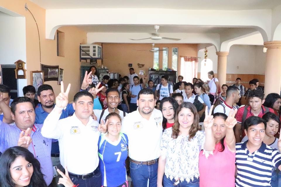 Octavio Ocampo se reúne con jóvenes estudiantes de nivel superior en Huetamo