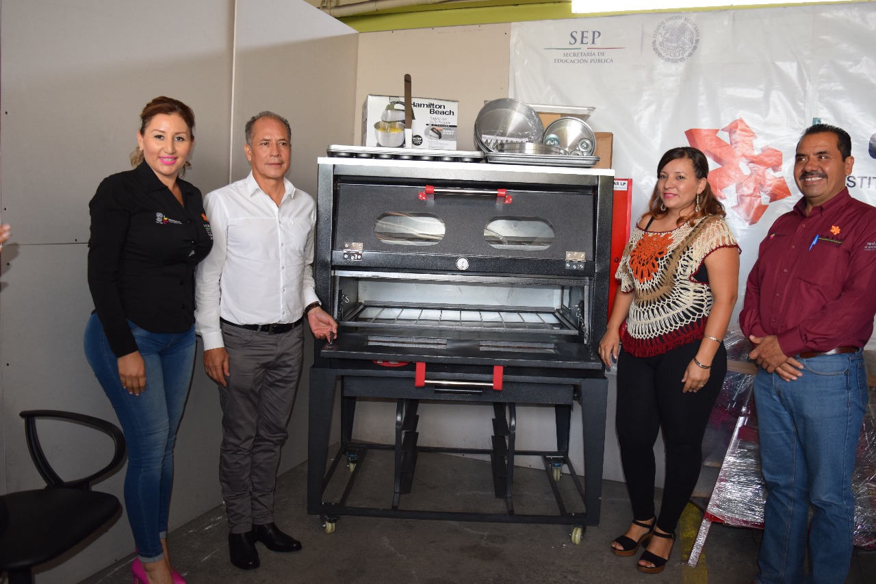 Estudiantes del Icatmi reciben equipamiento para emprender negocio
