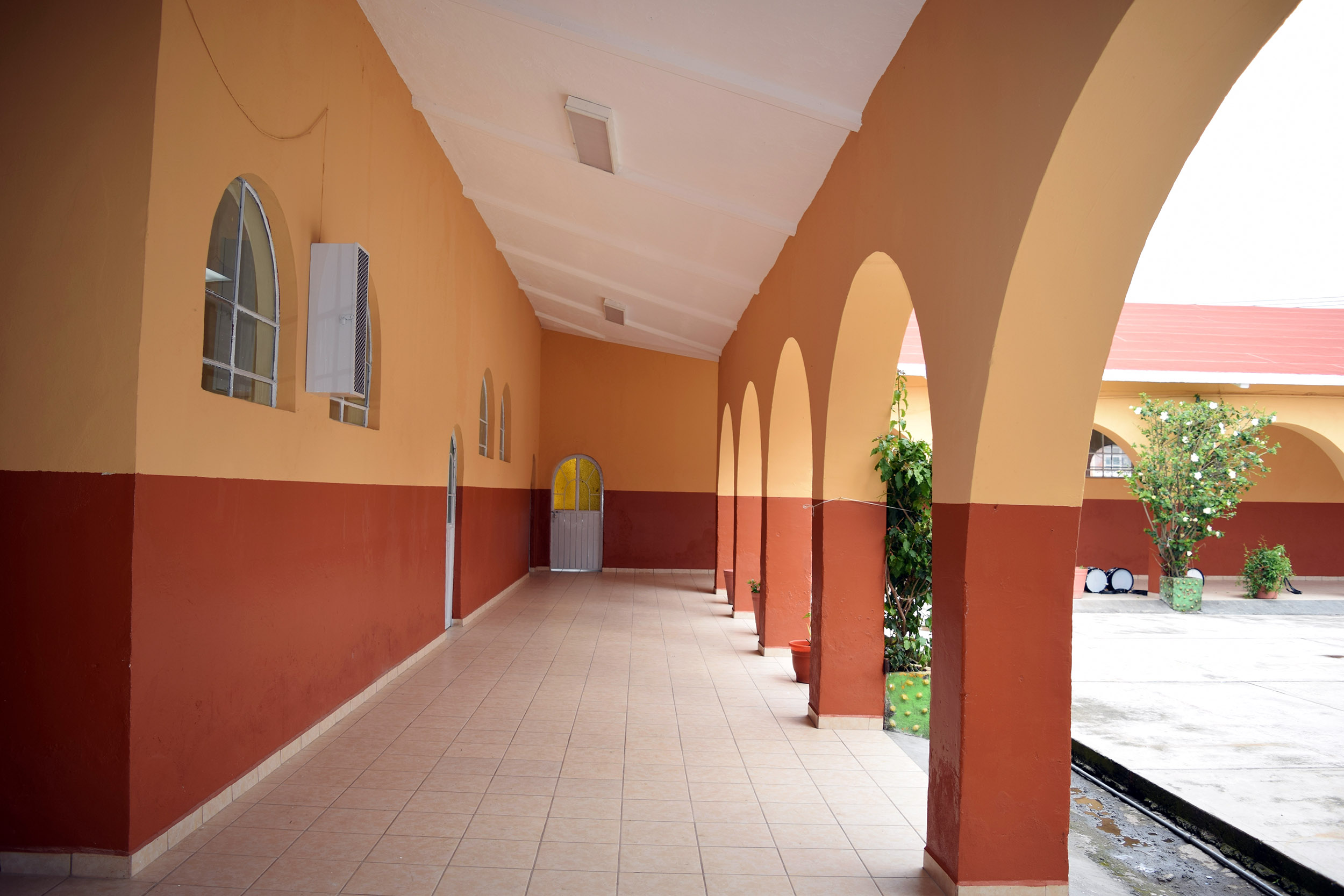 Inaugura IIFEEM rehabilitación en escuela de Cherán