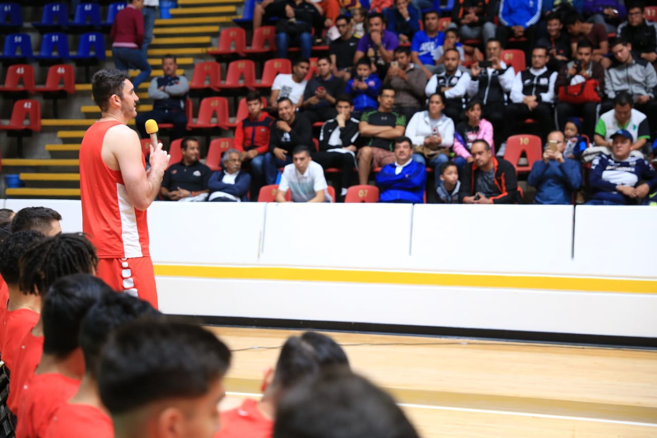 Comparten seleccionados nacionales de Básquetbol experiencias con ligas municipales