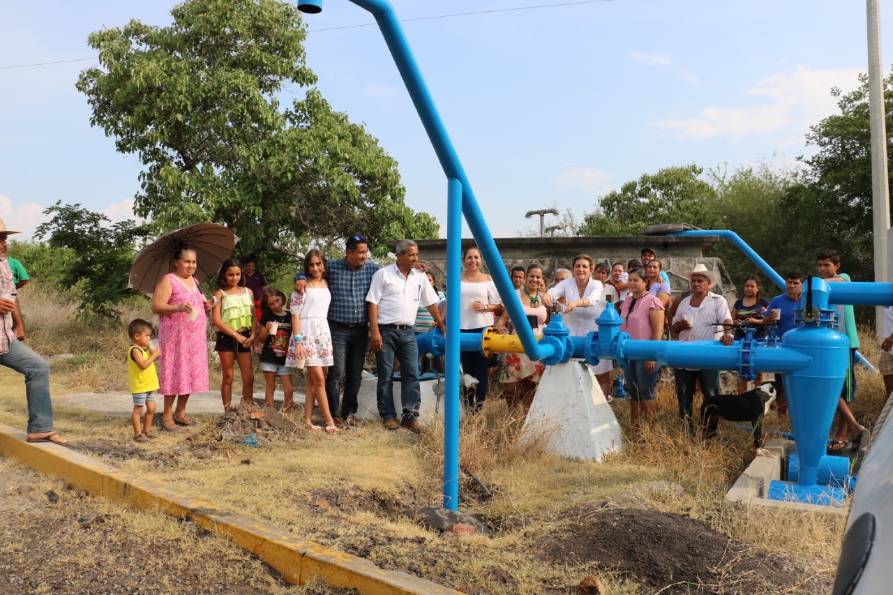 Inauguran alumbrado público y red de agua potable en Mata de Plátano