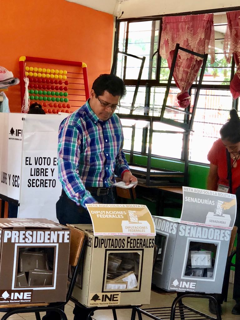 Toño Sosa acudió a ejercer su derecho al voto