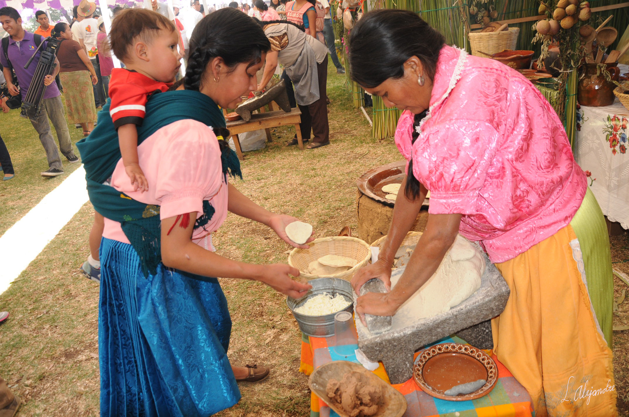 Destinan turistas y visitantes 30% de su presupuesto vacacional, a alimentación