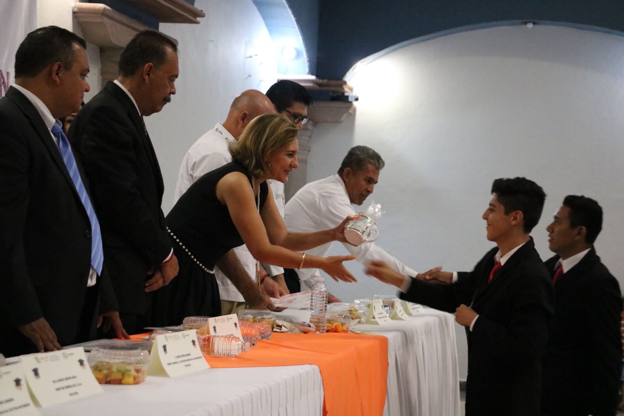 Egresa del Cecytem la generación “Giselle Liera Servín”