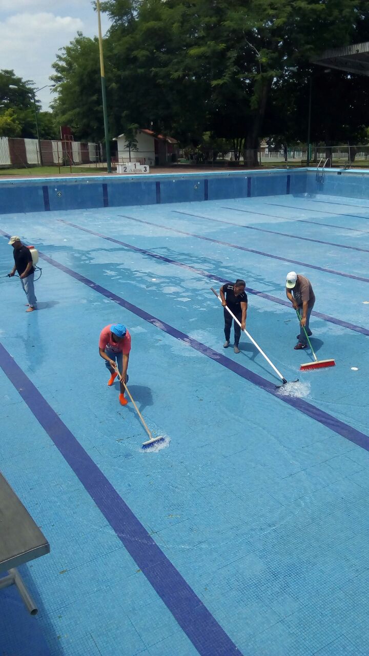Por mantenimiento semestral alberca es vaciada en Unidad Deportiva de Apatzingán