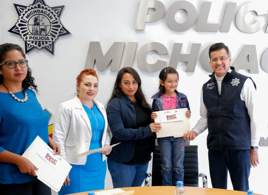 Entrega Gobierno del Estado «Beca Futuro» a hijos de elementos de la Policía Michoacán