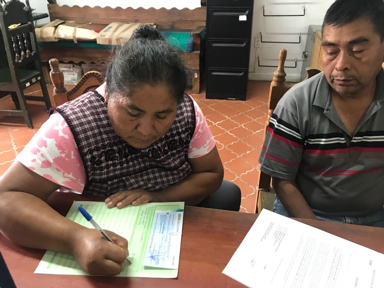 IAM entrega financiamientos para artesanos michoacanos