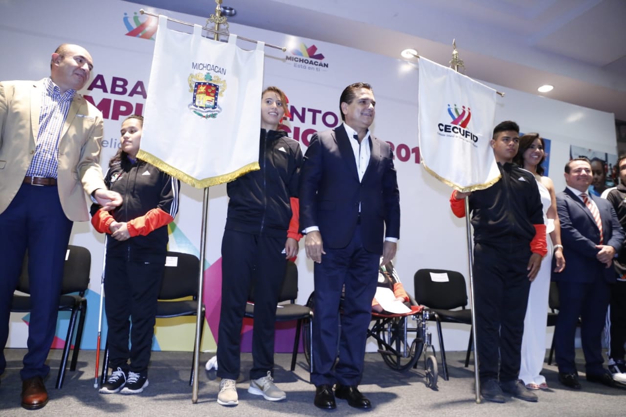 Abandera Silvano Aureoles a deportistas michoacanos rumbo a la Paralimpiada Nacional