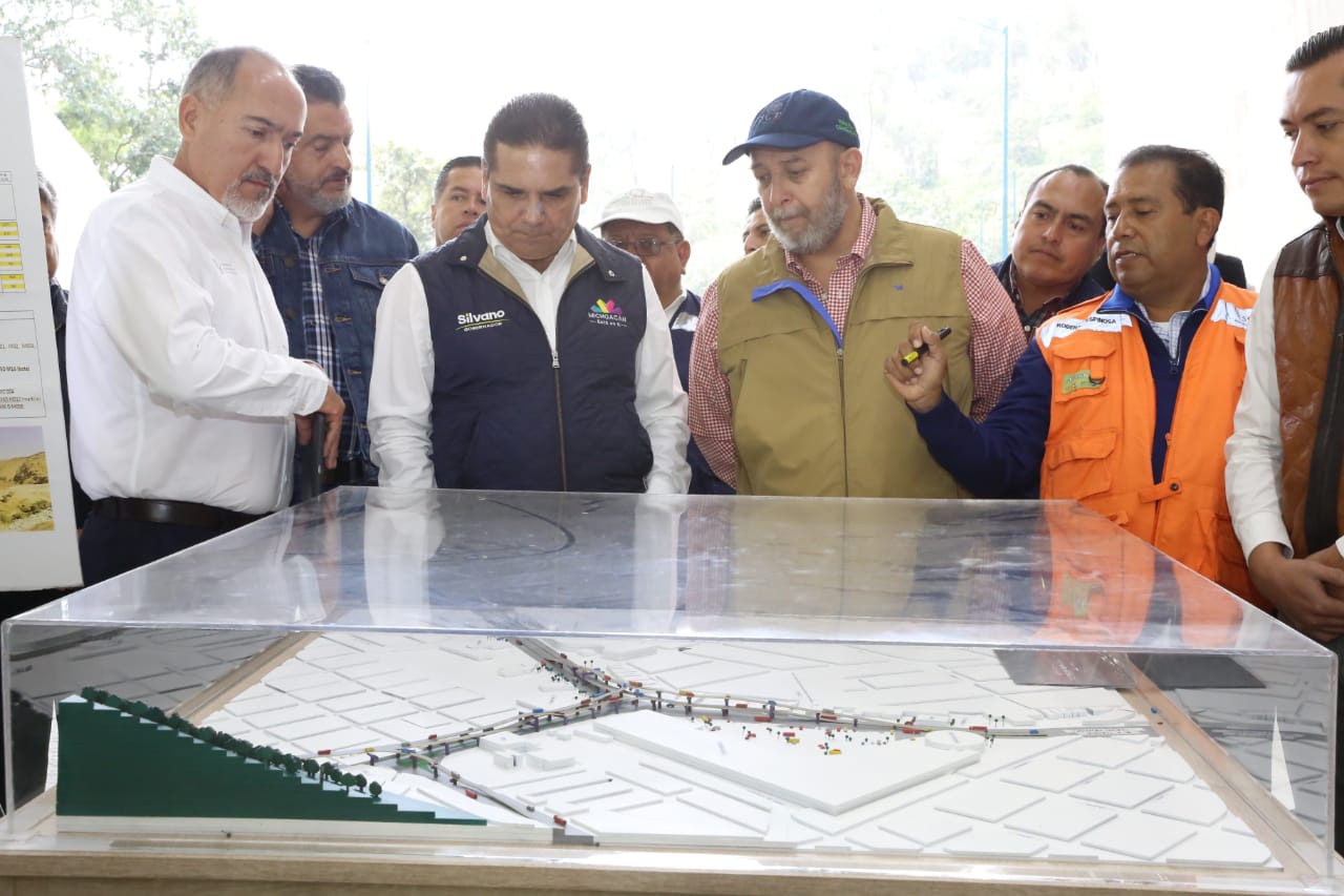 Supervisa Silvano Aureoles obra Ramal Camelinas de Morelia