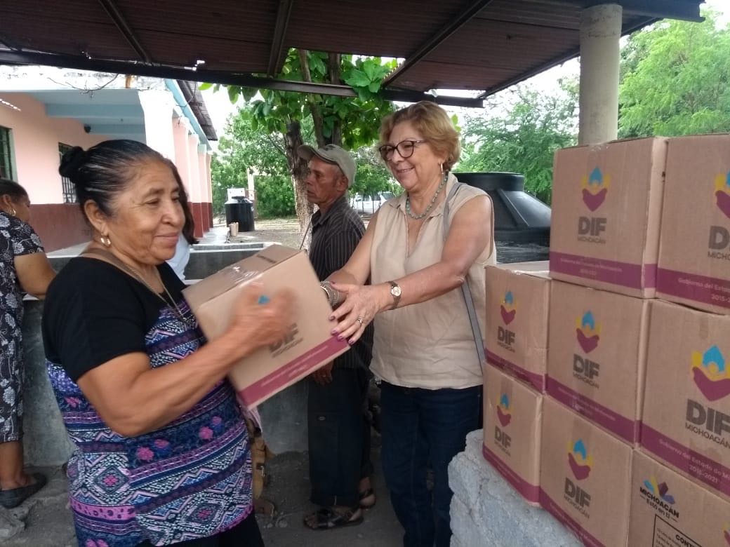 Entregan dotación de despensas En Apatzingán