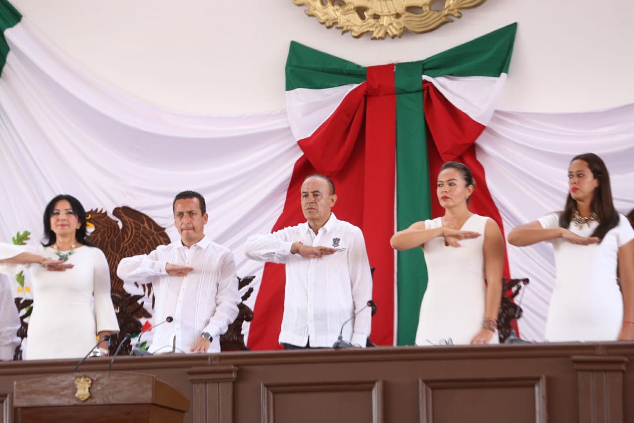Otorga Pascual Sigala Condecoración Constitución de Apatzingán a Cuauhtémoc Cárdenas