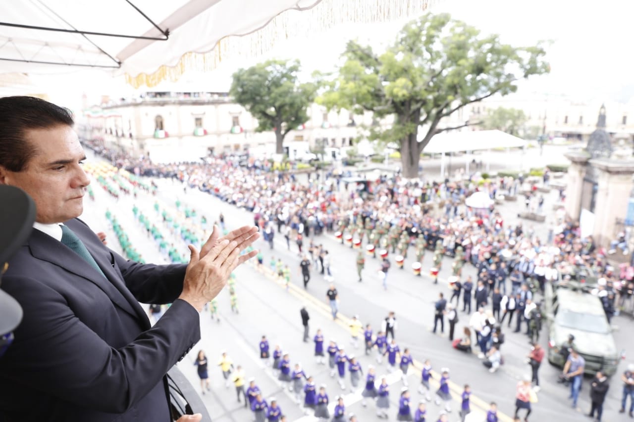 En confianza, michoacanos hacen suyo Desfile a Morelos