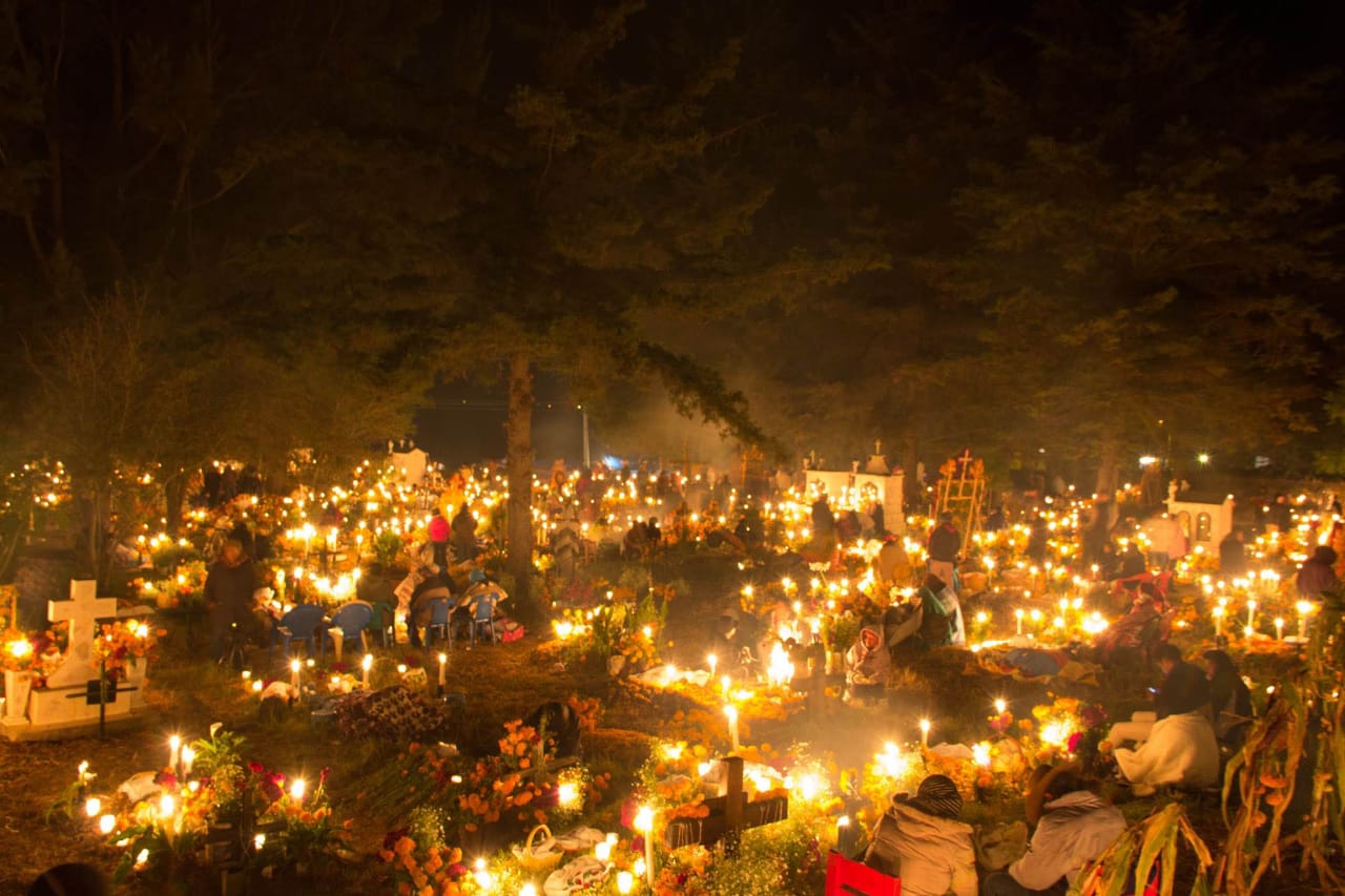 Arriban turistas nacionales y extranjeros por Noche de Muertos