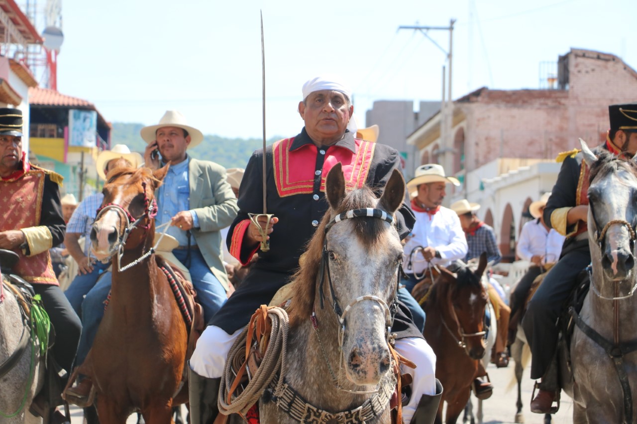 Cabalgata recuerda llega de Morelos a Apatzingán.