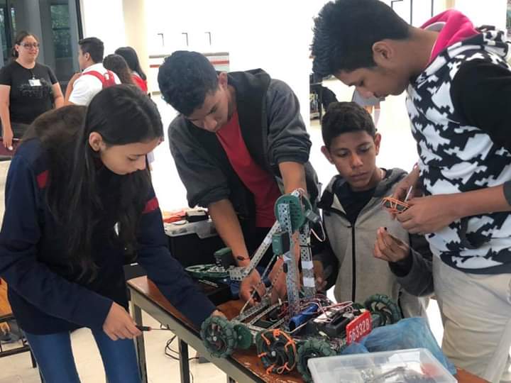 Estudiantes del CECyTEM, logran 2º y 8º Lugar en Torneo Internacional de Robótica