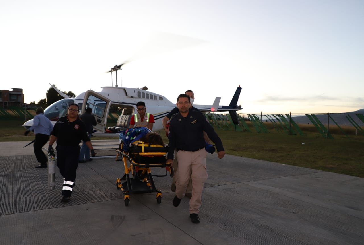 Trasladan en ambulancia aérea a mujer en Código Mater