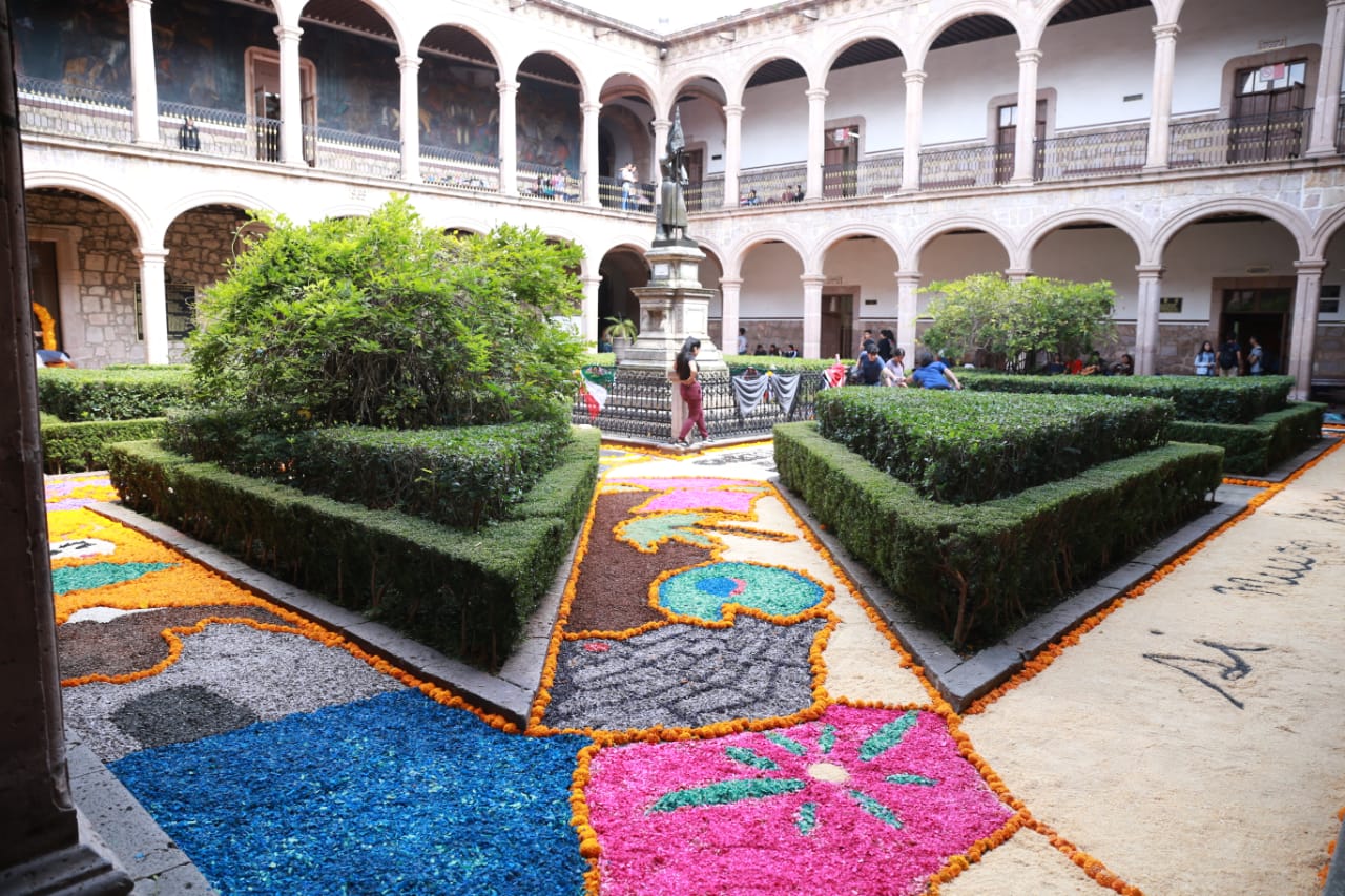 Fascinados y entusiastas, turistas esperan celebración de Noche de Muertos en Michoacán