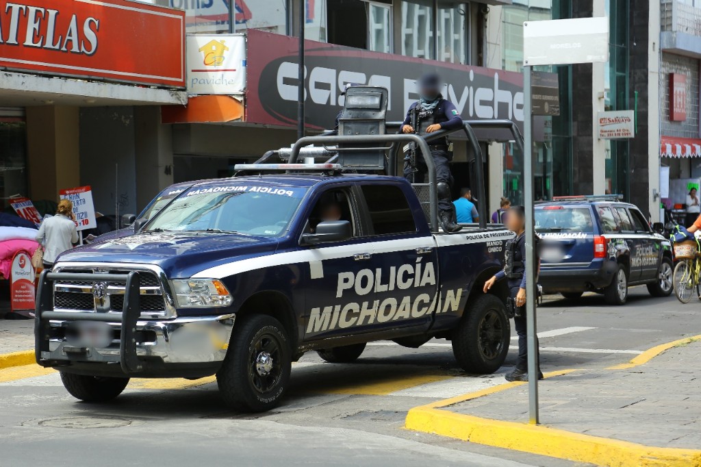 Policía Michoacán detiene a tres con armas de fuego y droga en Zamora