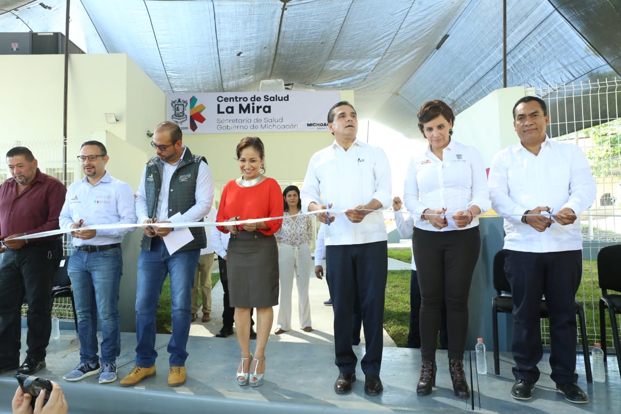 Cumple Gobernador con La Mira; entrega Centro de Salud