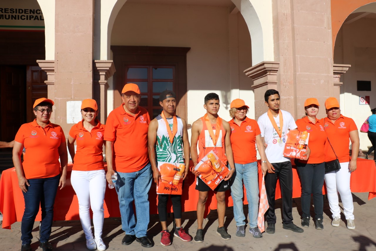Jóvenes ganadores de carrera naranja llaman a evitar violencia para la mujer