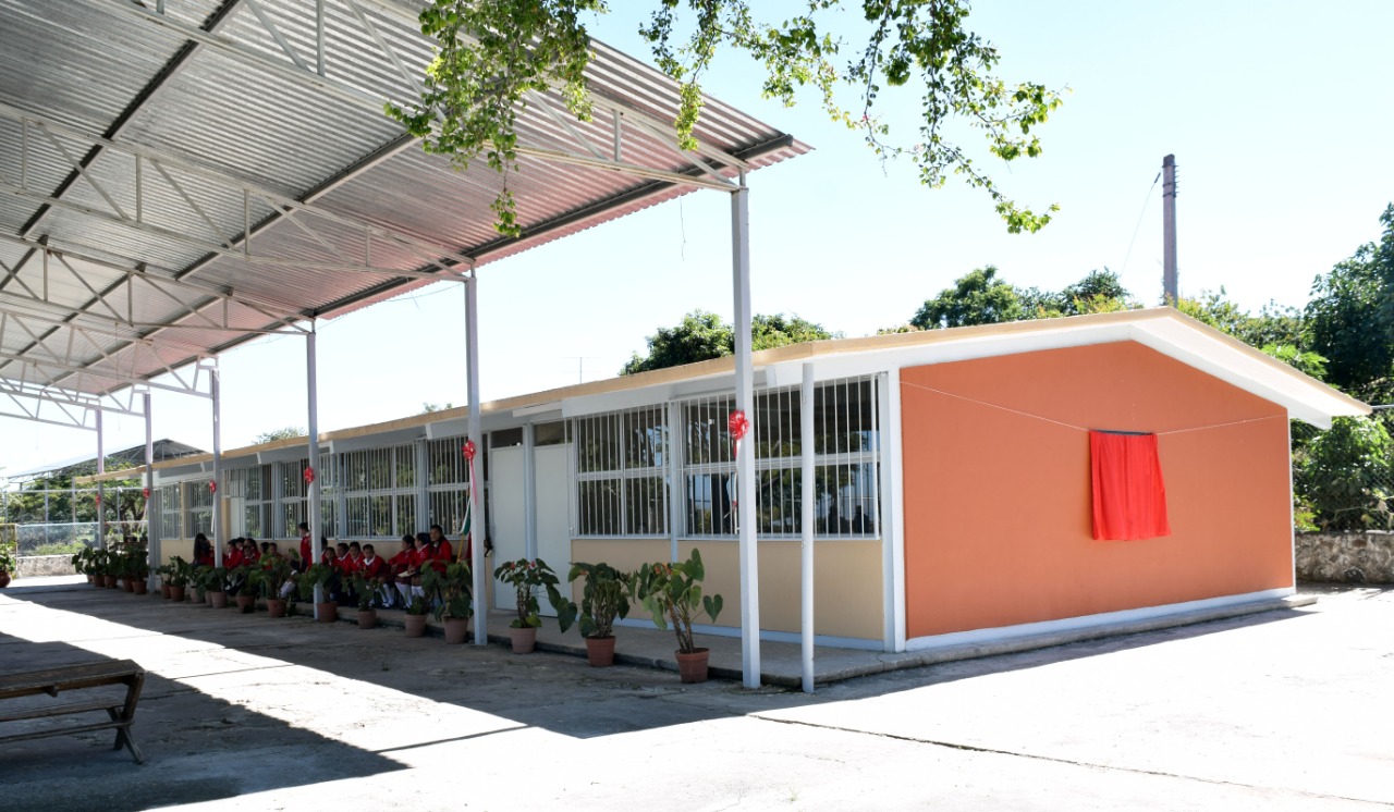 Dignifican escuelas del municipio de Cojumatlán