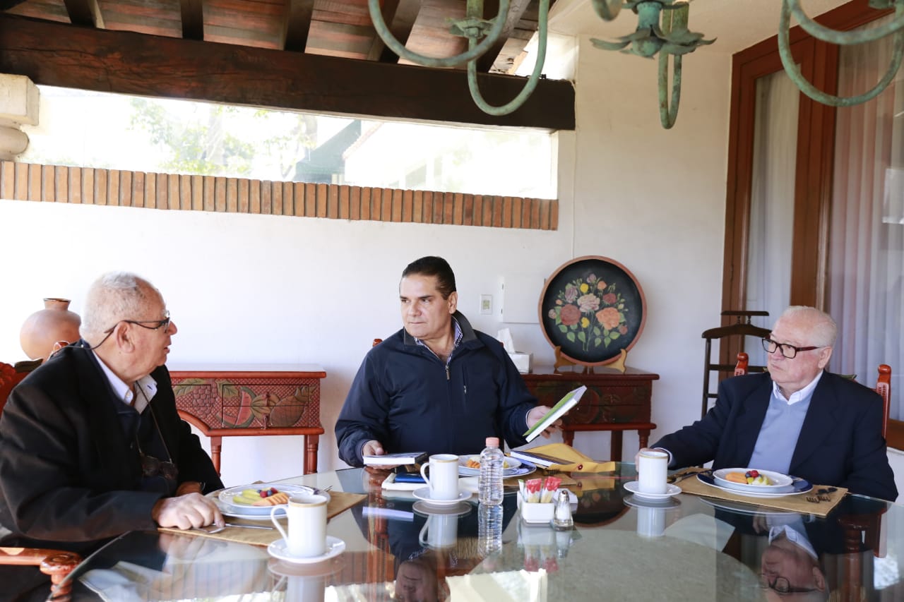 Dialoga Gobernador con ex mandatarios michoacanos