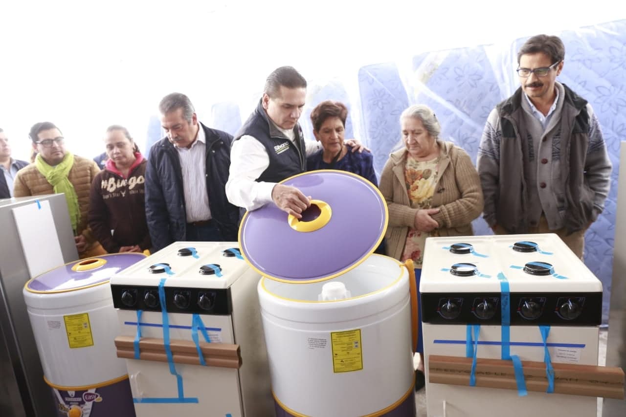 Entregan Silvano Aureoles y Raúl Morón apoyos a más de 2 mil damnificados por lluvias en Morelia