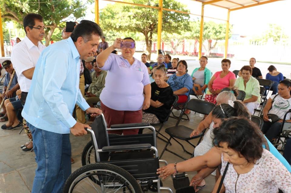Ayuntamiento y DIF de Apatzingan entregan becas y aparatos funcionales a personas discapacitadas