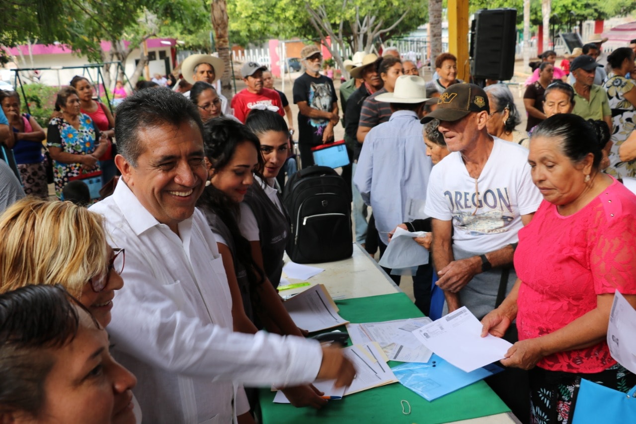 Entregan recursos del Programa de Pensiones para Adultos Mayores