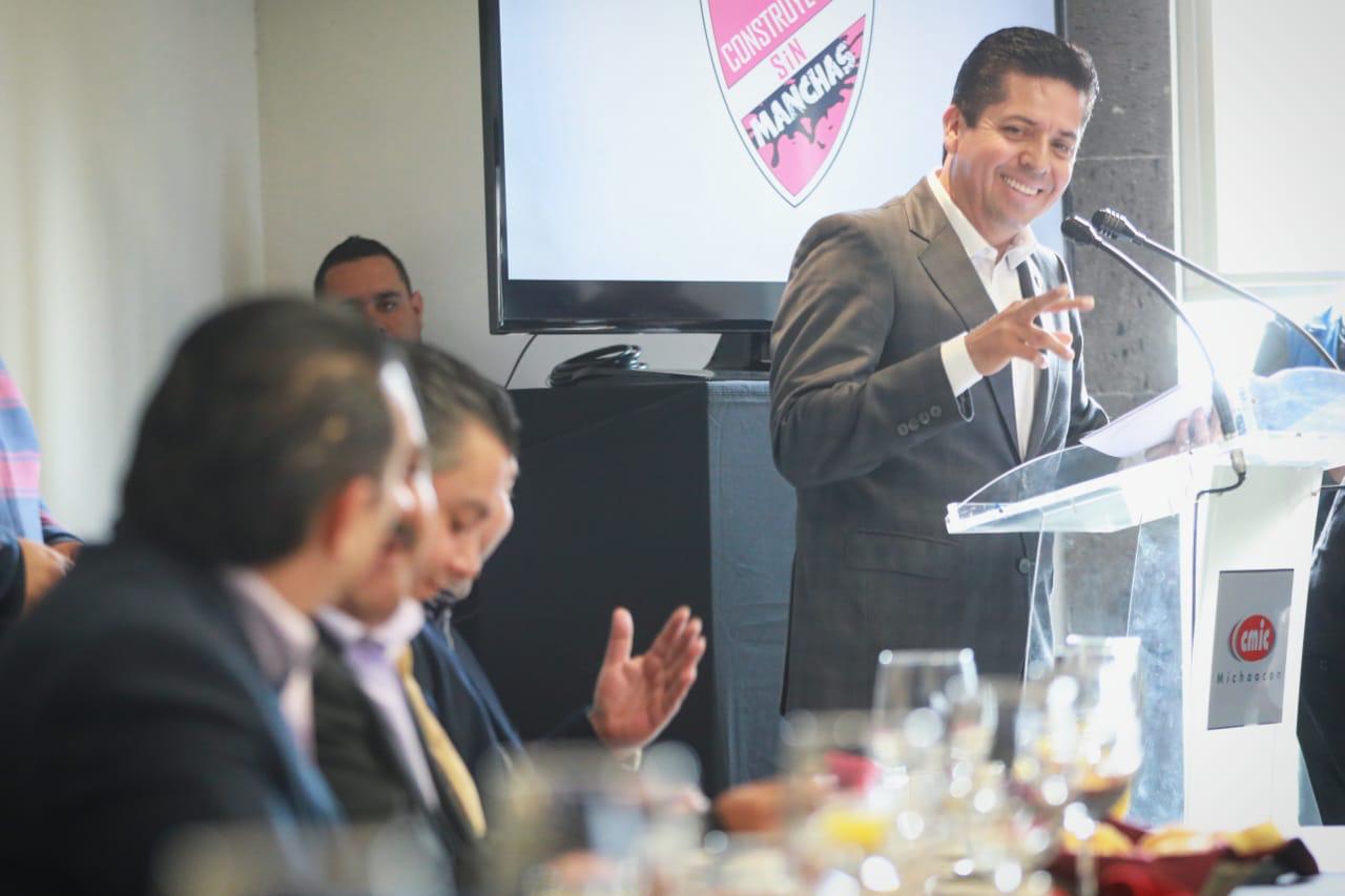 Toño García, en sinergía con la CMIC para rehabilitar red carretera en Michoacán