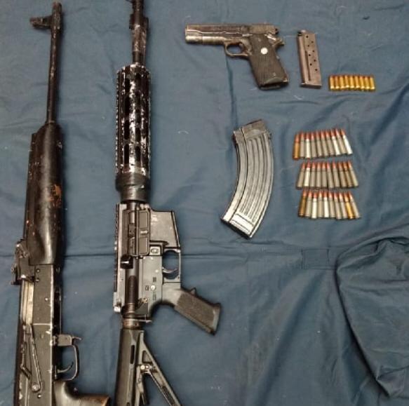 Captura Policía Michoacán a 5 con armas, drogas y vehículos robados