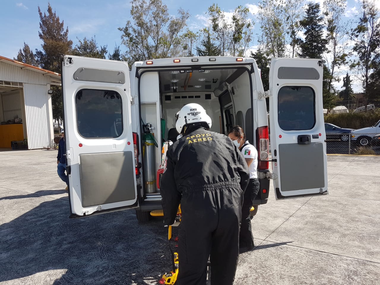 Trasladan en ambulancia aérea a niña de 7 años