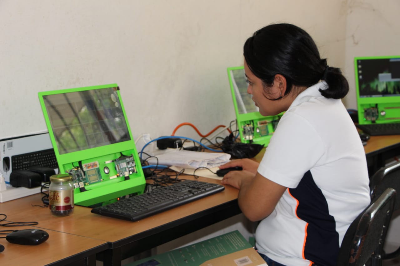 Entrega CECyTEM equipo de cómputo a CEMsAD de Gallitos Siete Carreras