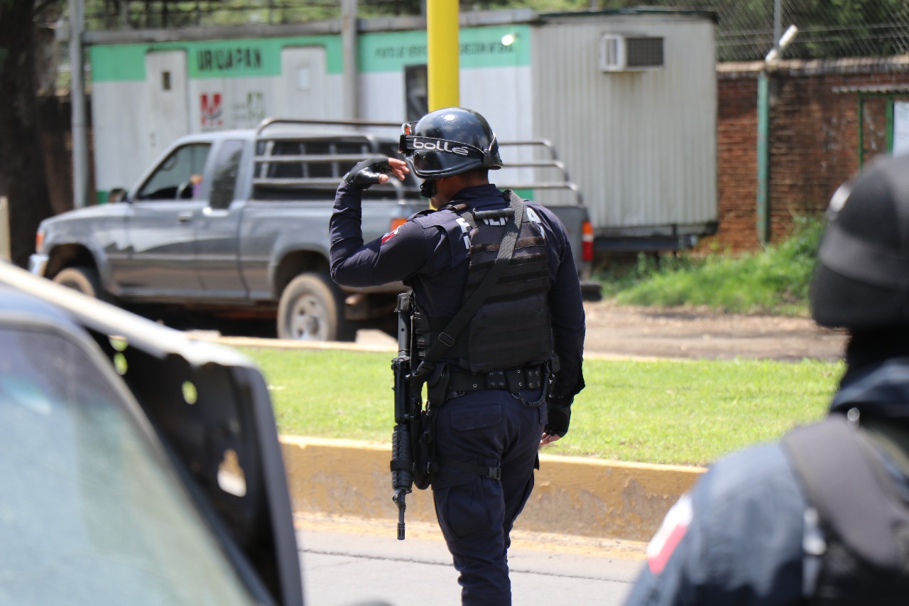 Detiene Policía Michoacán a tres con arma de fuego y dinero, en Uruapan